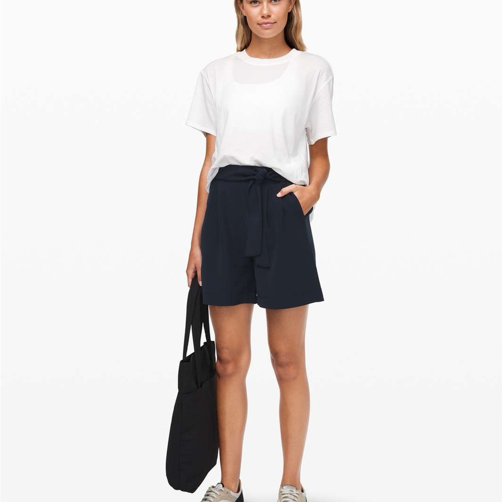 Lululemon Athletica Noir High-Rise Short 5.5"